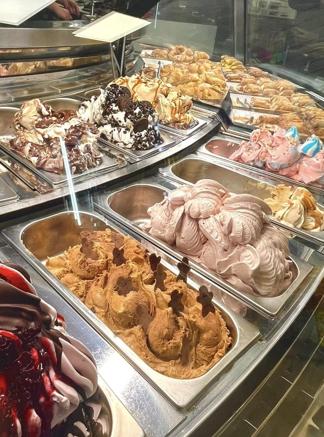 Dolce Miele gelato flavours in the display counter